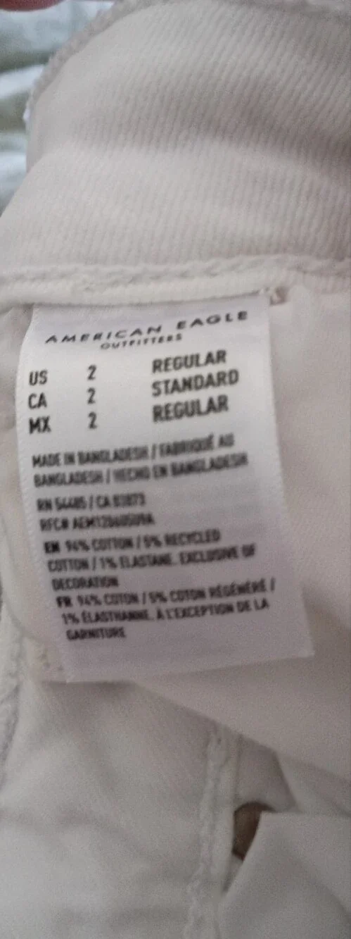 American Eagle Outfitters White Distressed Skinny Jeans with stretch.